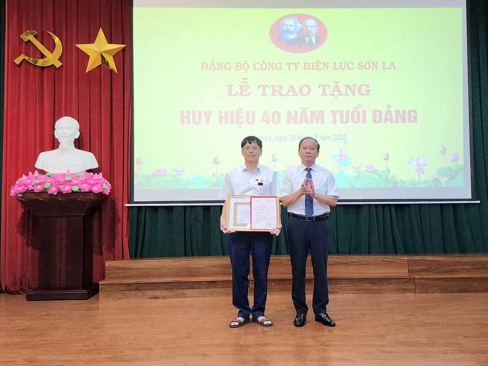 Trao huy hiệu Đảng nhân Quốc khánh 2/9